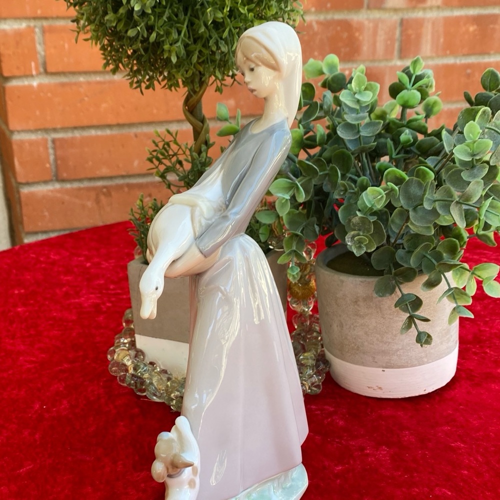 Lladro figurine nina con oca y perro - Picture 4 of 4